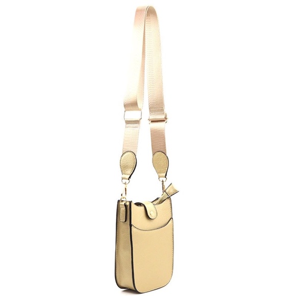 This Fleurish Jewelry mini saddle messenger bag is a must-have accessory for any - Picture 2 of 8
